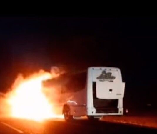 Valencia| Motorizado fallece calcinado tras colisionar contra un autobús