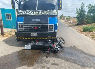 Los Taques| Colisión entre buseta y moto dejó un lesionado