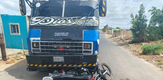 Los Taques| Colisión entre buseta y moto dejó un lesionado