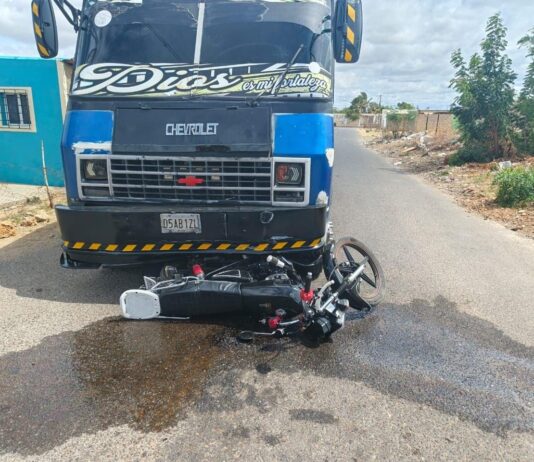 Los Taques| Colisión entre buseta y moto dejó un lesionado