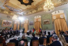 Delcy Rodríguez oficializa comisión que viajará a EEUU Delcy Rodríguez oficializa comisión que viajará a EEUU