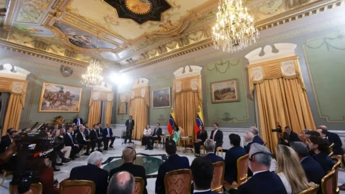 Delcy Rodríguez oficializa comisión que viajará a EEUU