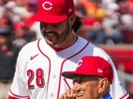 Eugenio Suárez recibió su segundo Premio Luis Aparicio de manos de David Concepción Eugenio Suárez recibió el Premio Luis Aparicio