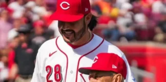 Eugenio Suárez recibió su segundo Premio Luis Aparicio de manos de David Concepción Eugenio Suárez recibió el Premio Luis Aparicio