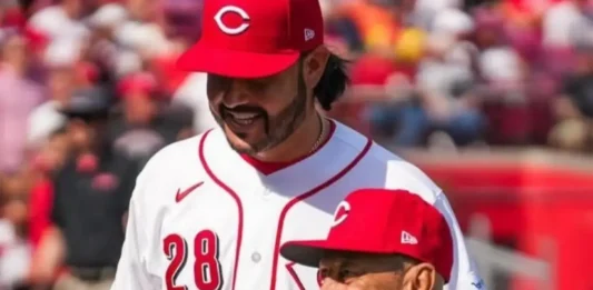 Eugenio Suárez recibió su segundo Premio Luis Aparicio de manos de David Concepción Eugenio Suárez recibió el Premio Luis Aparicio