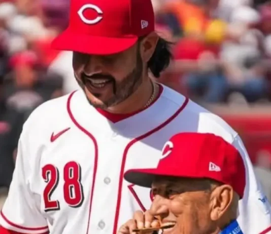 Eugenio Suárez recibió su segundo Premio Luis Aparicio de manos de David Concepción Eugenio Suárez recibió el Premio Luis Aparicio