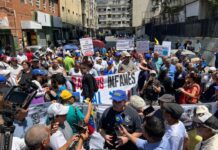 Gremios exigieron nuevamente «salarios dignos» y entregaron pliego de peticiones en Fiscalía Gremios y sindicatos protrestaron nuevamente y entregaron pliego de peticiones en Fiscalía