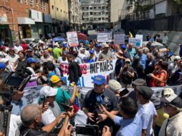 Gremios exigieron nuevamente «salarios dignos» y entregaron pliego de peticiones en Fiscalía Gremios y sindicatos protrestaron nuevamente y entregaron pliego de peticiones en Fiscalía