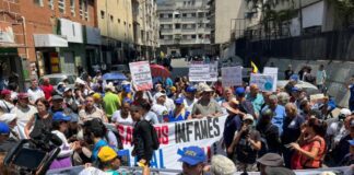 Gremios exigieron nuevamente «salarios dignos» y entregaron pliego de peticiones en Fiscalía Gremios y sindicatos protrestaron nuevamente y entregaron pliego de peticiones en Fiscalía