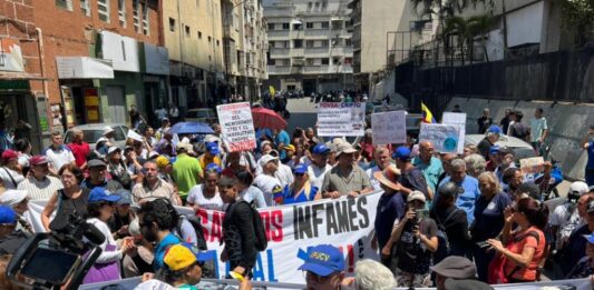 Gremios exigieron nuevamente «salarios dignos» y entregaron pliego de peticiones en Fiscalía Gremios y sindicatos protrestaron nuevamente y entregaron pliego de peticiones en Fiscalía