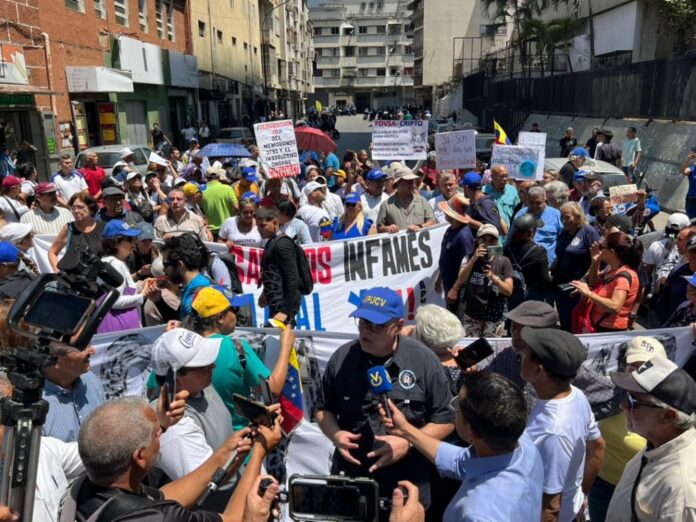 Gremios y sindicatos protrestaron nuevamente y entregaron pliego de peticiones en Fiscalía