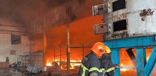 Incendio consumió almacén de empresa Diana