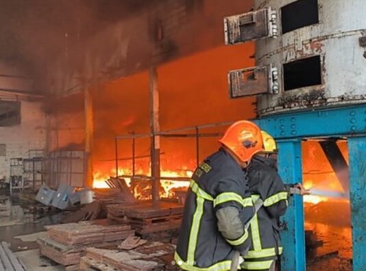 Incendio consumió almacén de empresa Diana