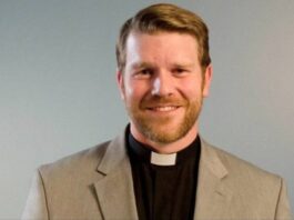 Sacerdote detenido por hurtar tarjetas de béisbol de un Walmart Sacerdote detenido por hurtar tarjetas de béisbol de un Walmart