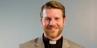 Sacerdote detenido por hurtar tarjetas de béisbol de un Walmart Sacerdote detenido por hurtar tarjetas de béisbol de un Walmart