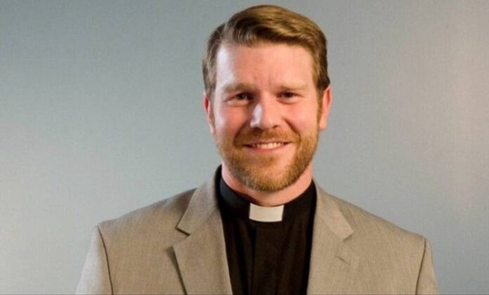 Sacerdote detenido por hurtar tarjetas de béisbol de un Walmart