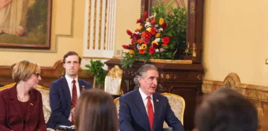 Secretario del Interior de EEUU ofreció empleos bien remunerados en Venezuela Secretario del Interior de EEUU ofreció empleos bien remunerados en Venezuela