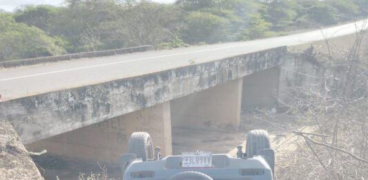 Municipio Falcón| Vuelco de vehículo con daños materiales