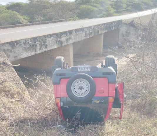 Municipio Falcón| Vuelco de vehículo con daños materiales