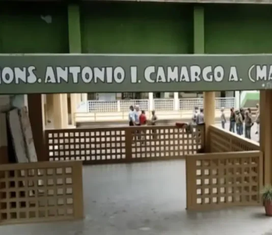 Intento de secuestro en liceo de Táchira: mujer roció sustancia química a una estudiante intento de secuestro en liceo de Táchira: mujer roció sustancia química a una estudiante