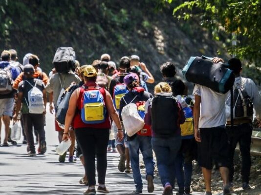 44,5% de los migrantes venezolanos evaluaría retornar al país «si mejoran las condiciones» 44,5% de los migrantes venezolanos evaluaría retornar al país "si mejoran las condiciones"