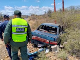 Municipio Urumaco| Vehículo cayó en un bache y conductora perdió el control