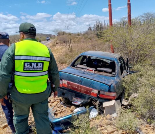 Municipio Urumaco| Vehículo cayó en un bache y conductora perdió el control