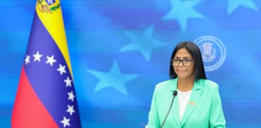 Delcy Rodríguez celebra apertura económica tras 100 días en el poder en Venezuela
