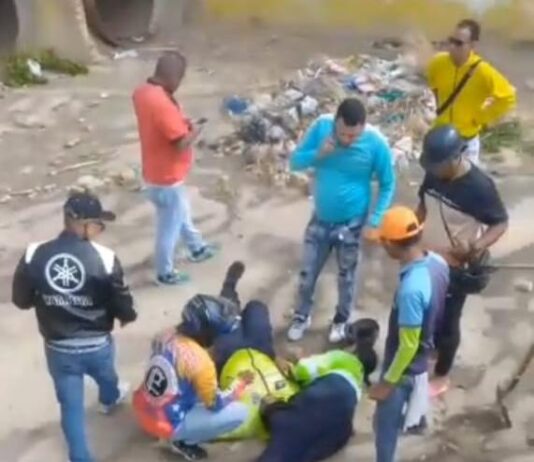 Coro| Vídeo| Dos PNB cayeron en una quebrada con la moto