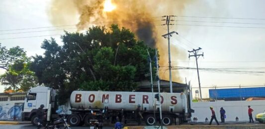 Maracay| Bomberos controlan incendio en recicladora