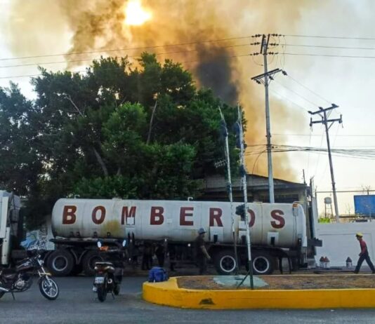 Maracay| Bomberos controlan incendio en recicladora
