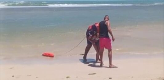 Municipio Falcón| Rescatan a una niña arrastrada por la corriente de una ola