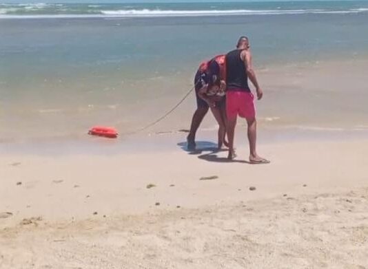 Municipio Falcón| Rescatan a una niña arrastrada por la corriente de una ola