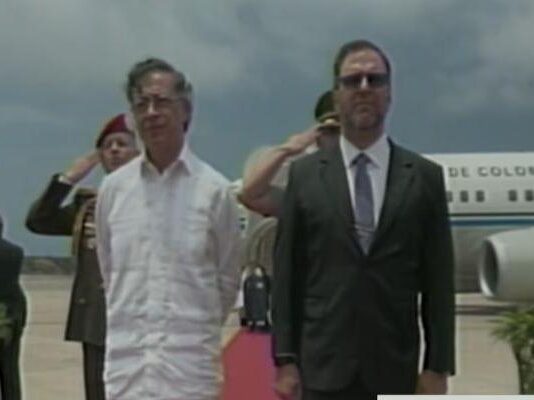 Gustavo Petro llega a Caracas