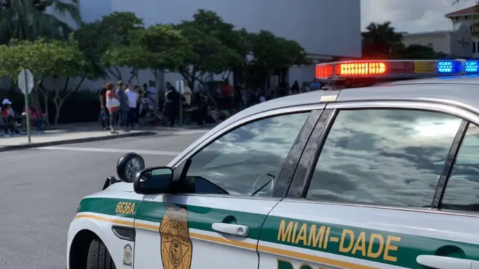 EEUU | Azafata fingió ser policía para intimidar a sus vecinos