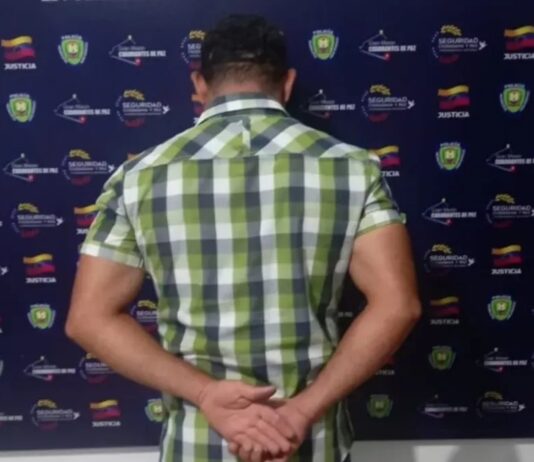 Detenido por acosar y espiar a su vecina a través de orificios en la pared