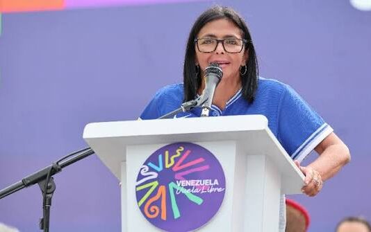 Delcy Rodríguez anuncia bono de reconocimiento profesional