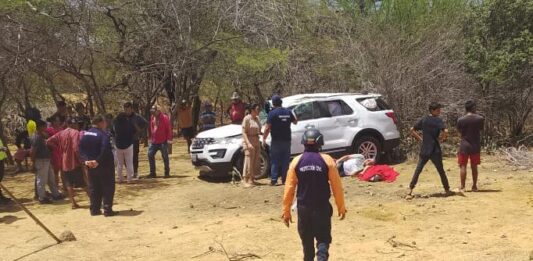 Coro| Vuelco de camioneta dejó una mujer muerta