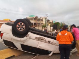 Municipio Silva| Camioneta volcó en la Morón-Coro