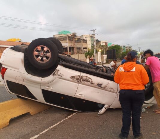 Municipio Silva| Camioneta volcó en la Morón-Coro