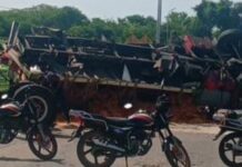 Camión cargado con material de construcción volcó en la carretera Morón-Coro