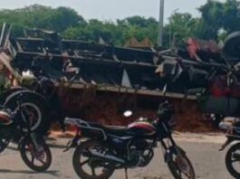 Camión cargado con material de construcción volcó en la carretera Morón-Coro