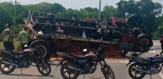Camión cargado con material de construcción volcó en la carretera Morón-Coro