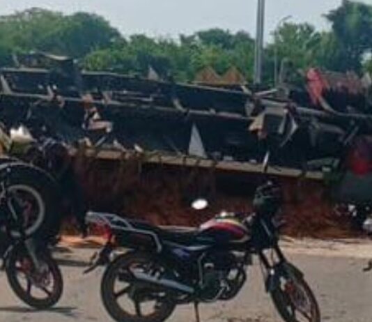 Camión cargado con material de construcción volcó en la carretera Morón-Coro