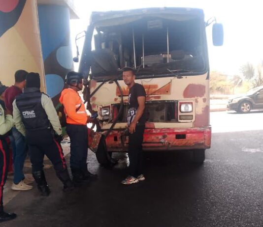 Punto Fijo| Buseta chocó con un poste