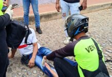 Coro| Colisión entre moto Bera y un Chevrolet Optra deja un lesionado en el Centro histórico de Coro