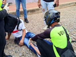 Coro| Colisión entre moto Bera y un Chevrolet Optra deja un lesionado en el Centro histórico de Coro