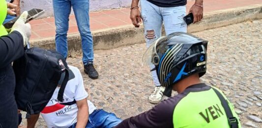 Coro| Colisión entre moto Bera y un Chevrolet Optra deja un lesionado en el Centro histórico de Coro