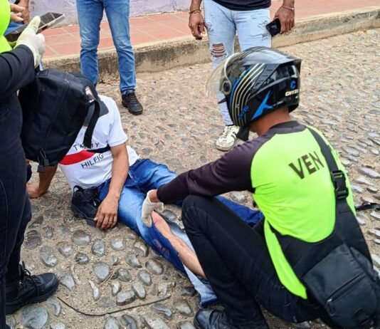 Coro| Colisión entre moto Bera y un Chevrolet Optra deja un lesionado en el Centro histórico de Coro