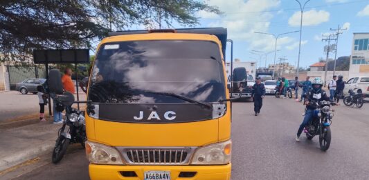 Colisión entre Toyota Yaris y una moto Bera dejó un lesionado